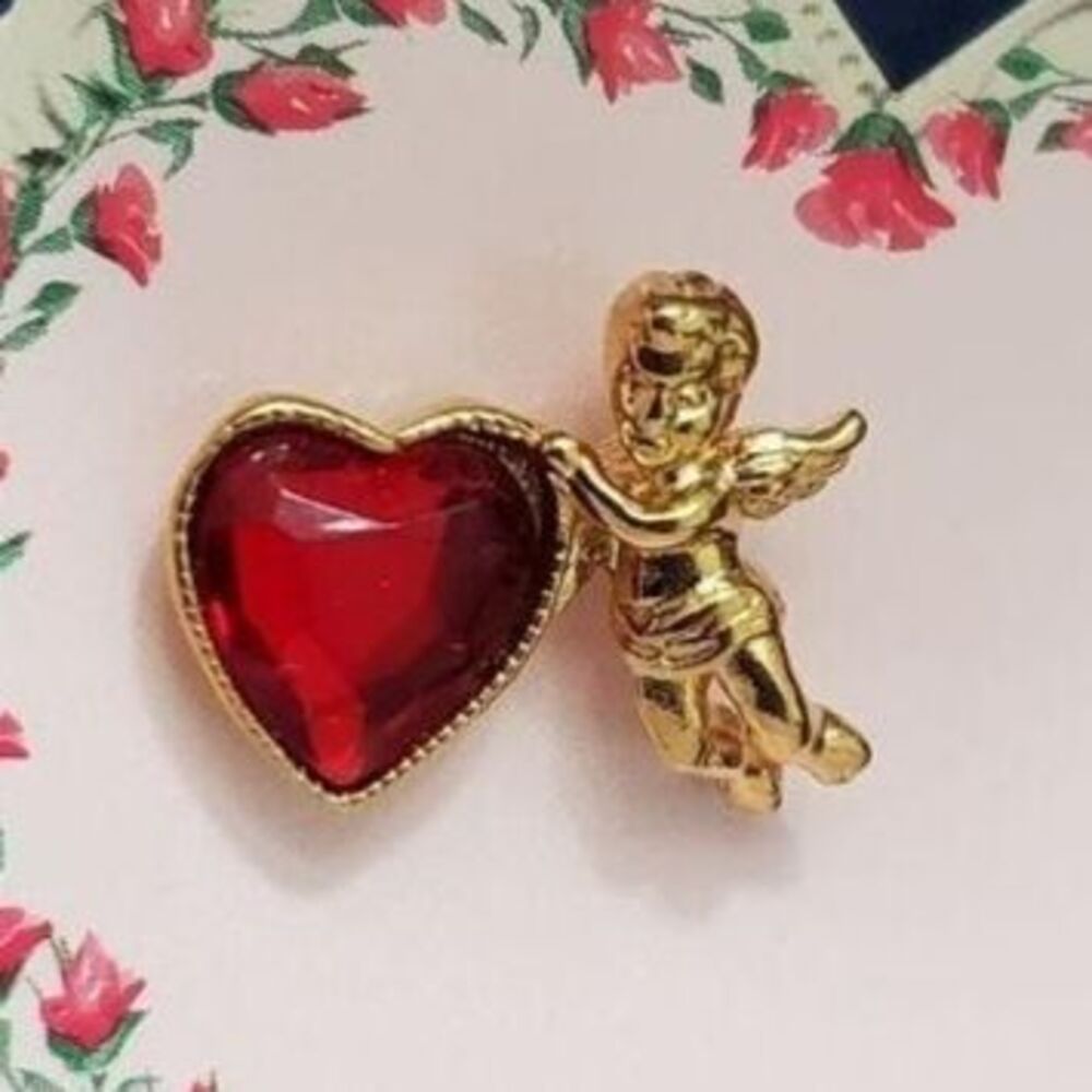 Avon gold tone cherub heart pin